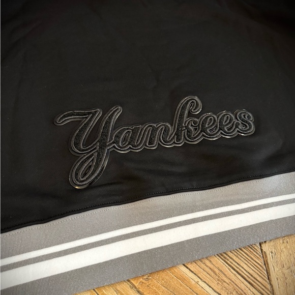 Brand New All Black New York Yankees Cropped Hoodie - Picture 2 of 3
